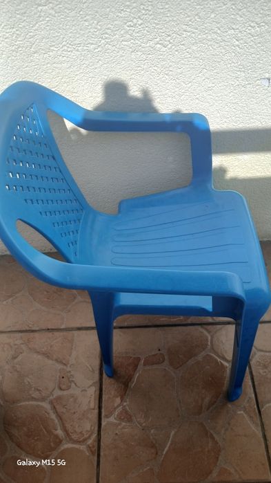 Plastikowe krzesełko dziecięce na taras