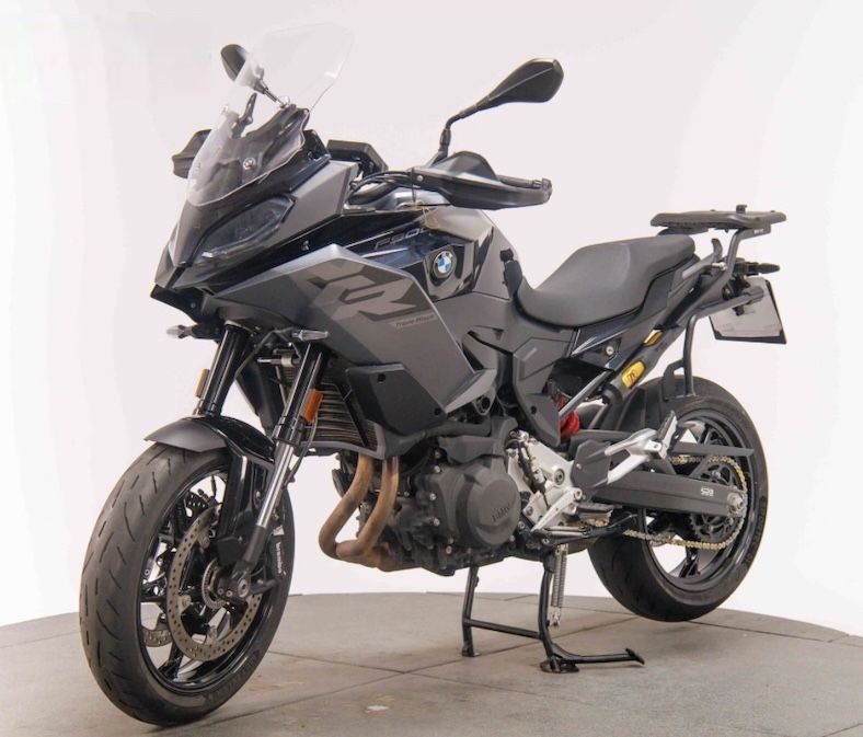 BMW F 900 XR TRIPLE BLACK (2025) – 105cv | TFT Dynamic | Punhos Aquecidos + Suportes