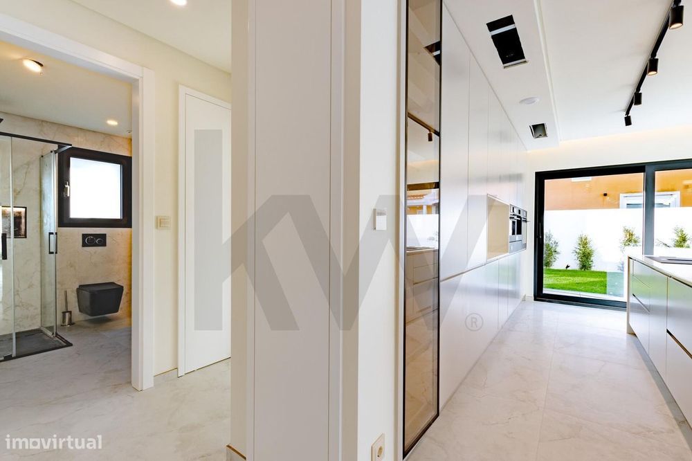 Moradia 4 suites, piscina aquecida e jardim para venda em Cascais