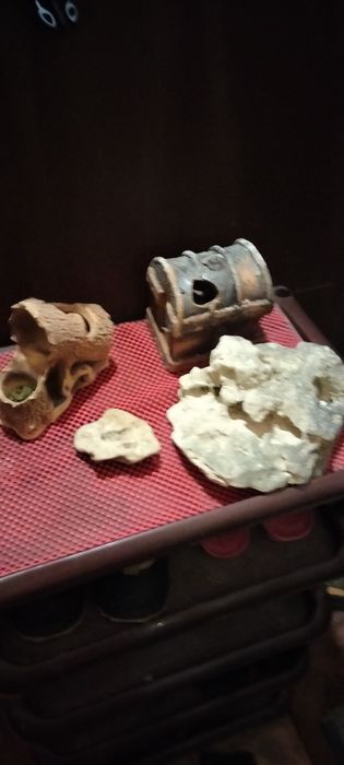 Продам в аквариум камни, сундук, карягу