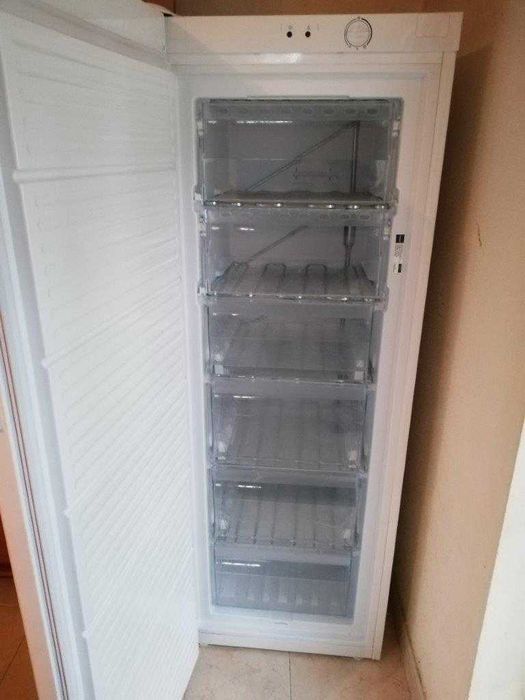 Arca vertical Indesit UI6