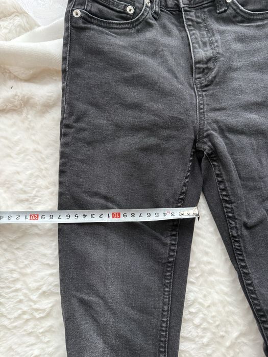 czarne skinny jeans z dziurami