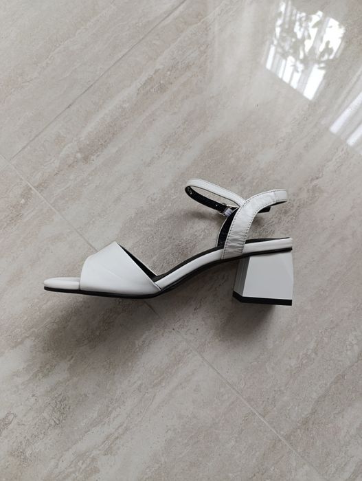 Босоніжки шкіряні 35р