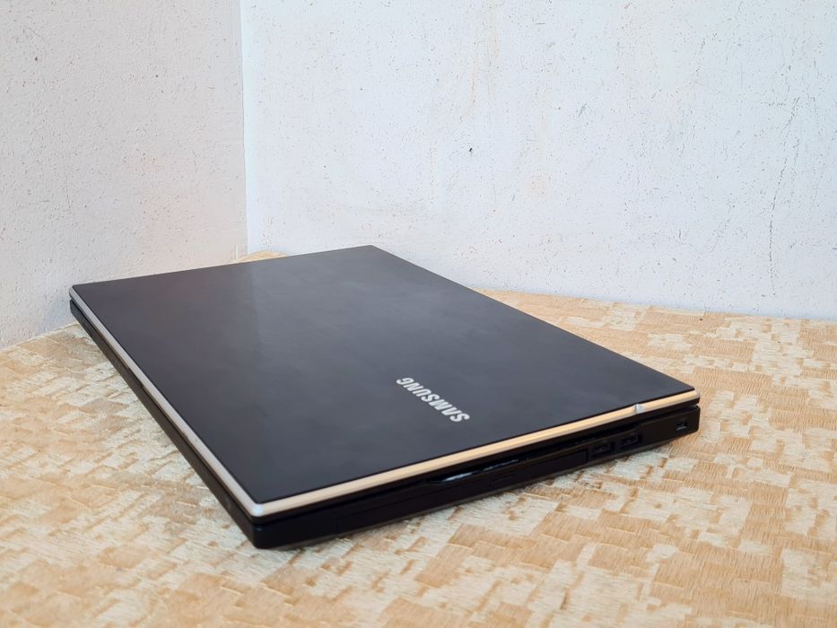 Samsung NP305  i5-2450m/Nvidia gt 520mx/озу 8гб/HDD 320гб/батарея рабочая/ Ноутбук