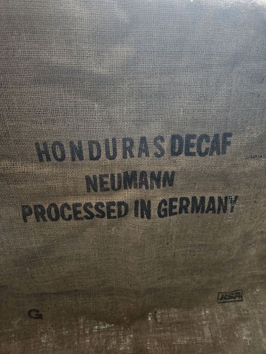 Sacos de café em serapilheira