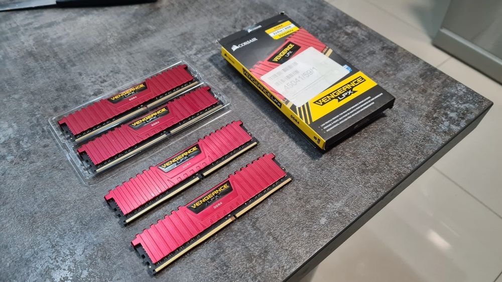 Pamięć RAM Corsair 16GB 3000MHz Vengeance LPX Red CL15 (4x4GB) 16GB