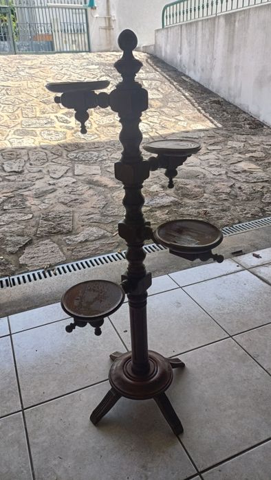 Floreira em  madeira com quatro suportes para vasos.