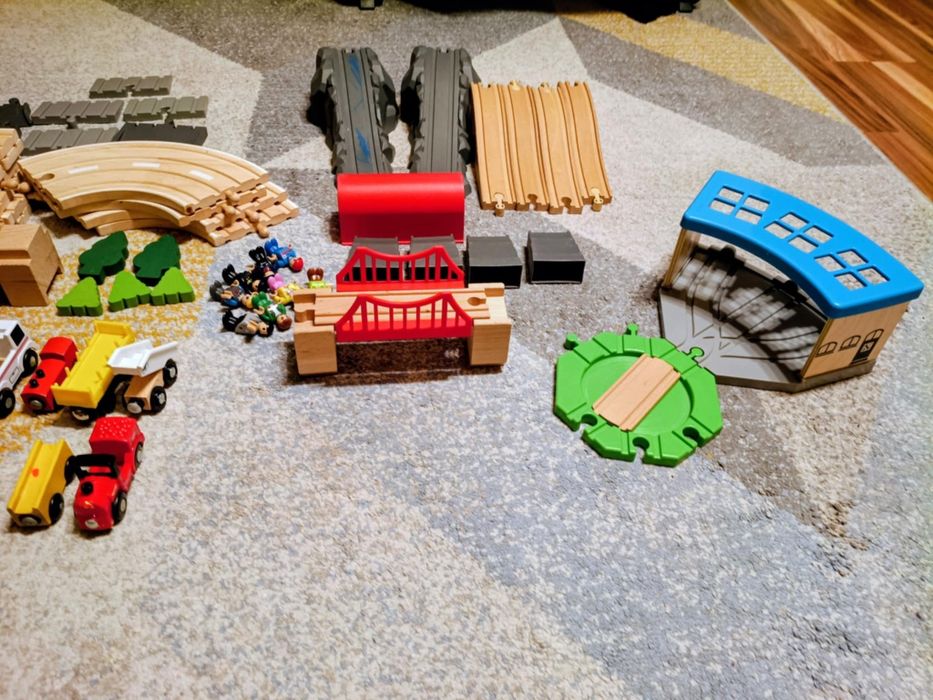 Zestaw drewnianych torów kolejowych z wyposażeniem