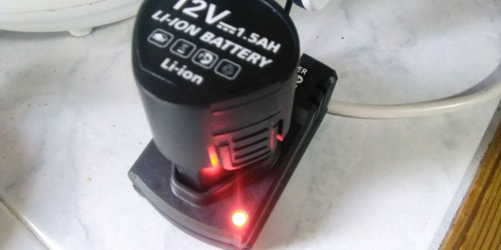 Carregadores novos 220 voltes universal 12V.