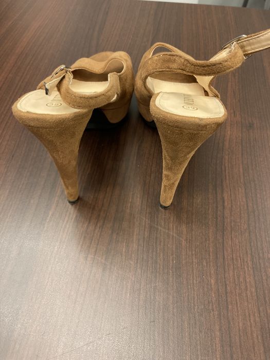 Wysokie sandałki na szpilce 39