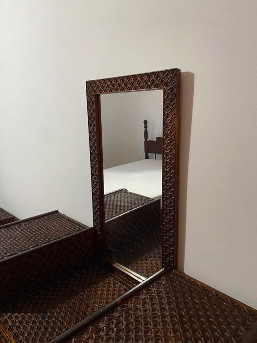 Cómoda de quarto trabalhada com espelho