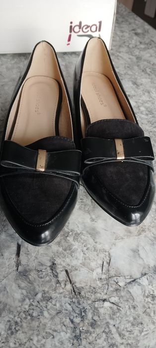 Nowe buty z kokardką.