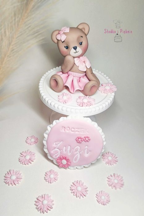 Miś dziewczynka figurka z masy cukrowej