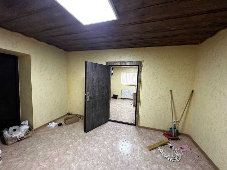 Продається комерційне приміщення в смт. Буштино