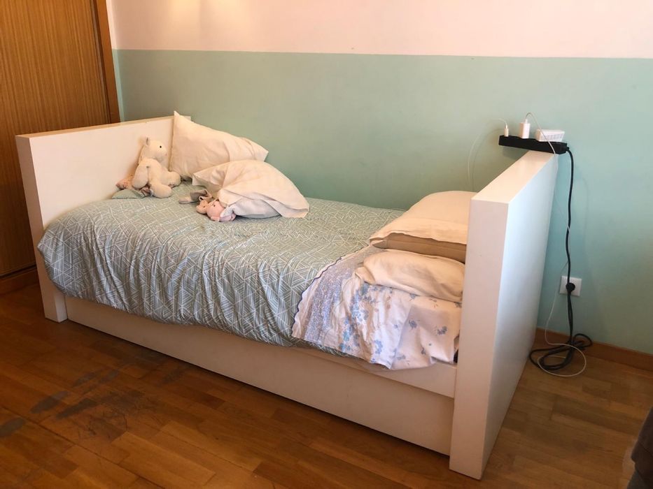 Cama com gaveta.
