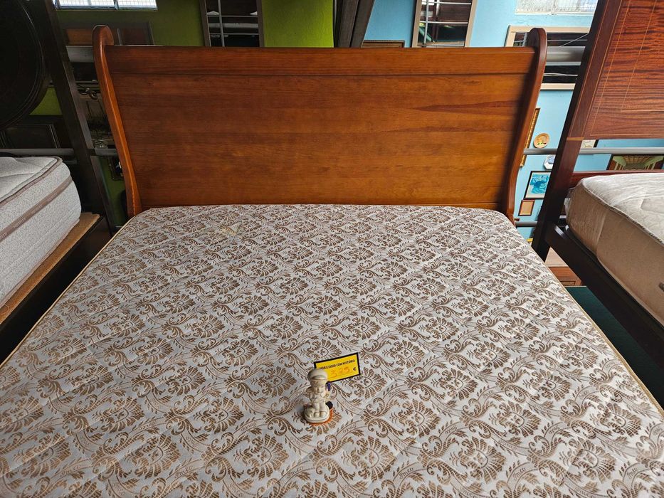 Cama em madeira maciça com estrado e colchão - Muito bom estado geral