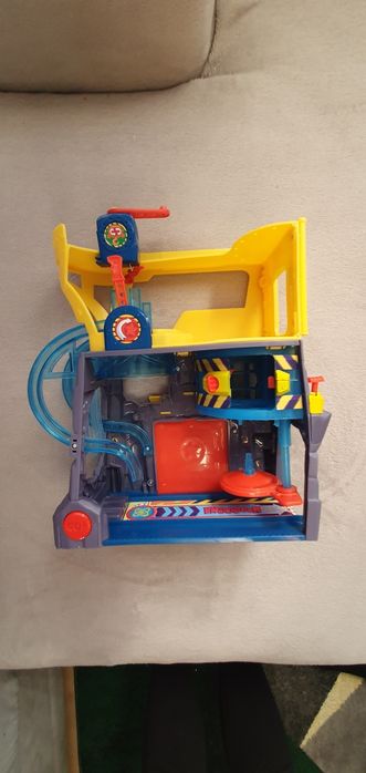 SuperThinks Kwatera Główna Bohaterów