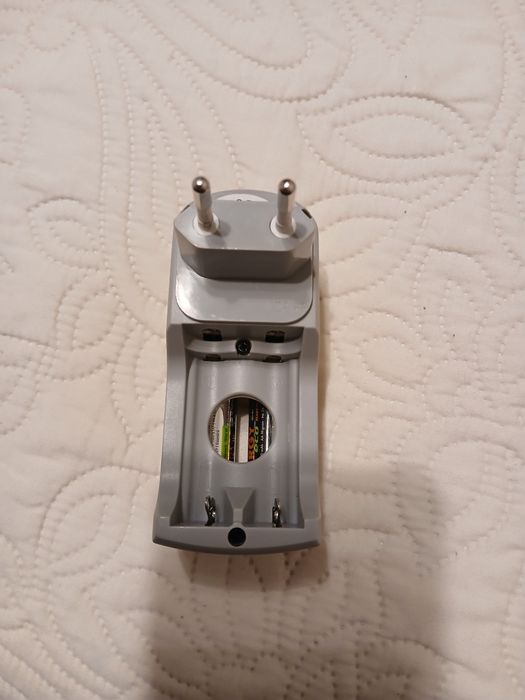 2 - stronna ładowarka do akumulatorów GP na 4x AA + 4 x AAA