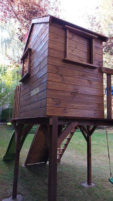 Parque infantil com tirolesa