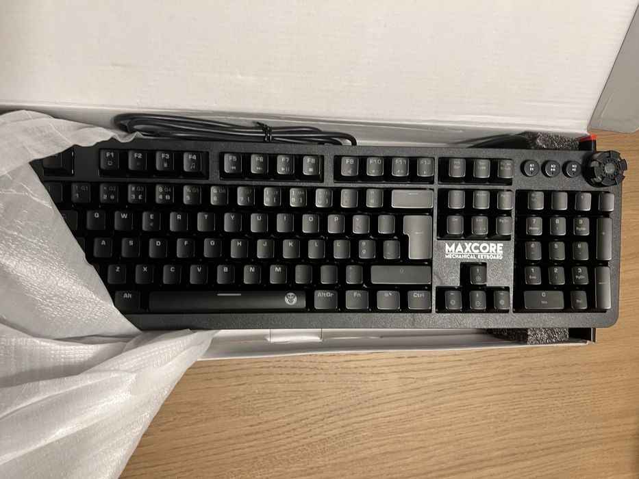 Teclado mecanico  e auscultadores gaming sem uso