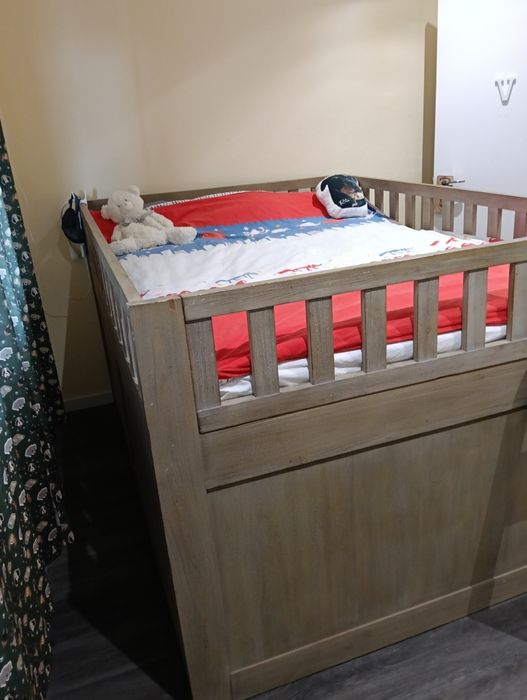 Cama 140x190 com 8 gavetas + Estante Baby&Child - Excelent estado