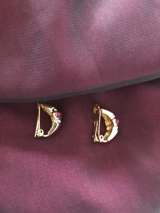 Conjunto brincos dourados com brilhantes  e pedras vermelhas  Shock