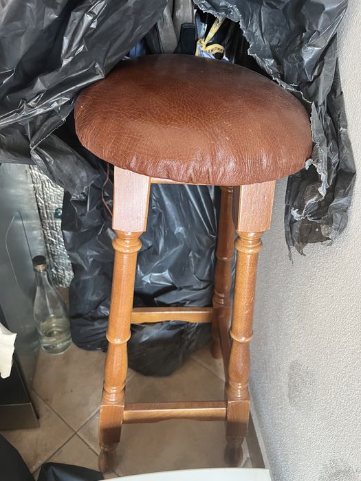 2 bancos de bar com assento em coiro