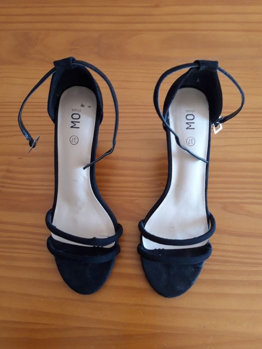 Sandálias Pretas de Salto Alto