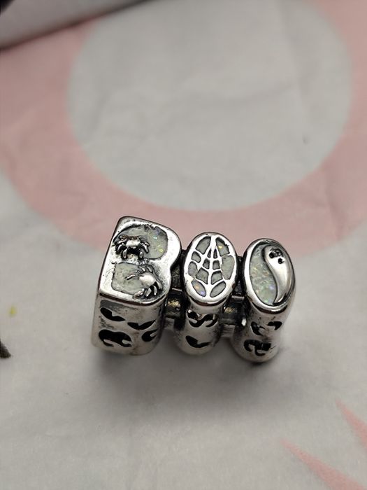 Conta boo da Pandora brilha no escuro