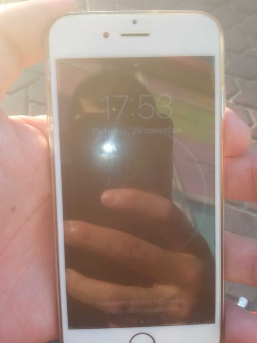 Продаєця iPhone 6