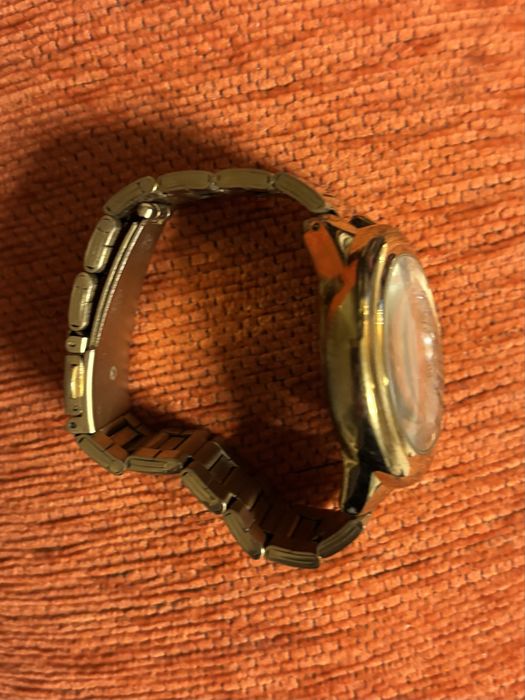 Relógio dourado fundo branco