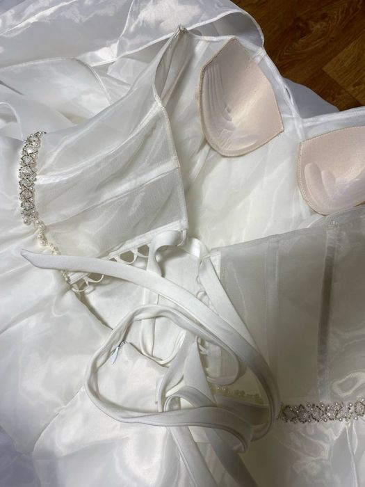 Ніжна весільна сукня із шлейфом