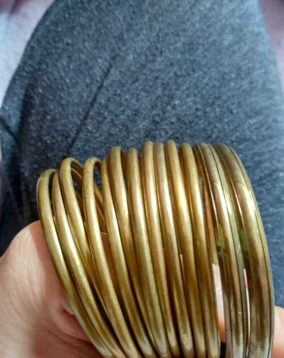 Pulseiras uma bordo e outras cinzas