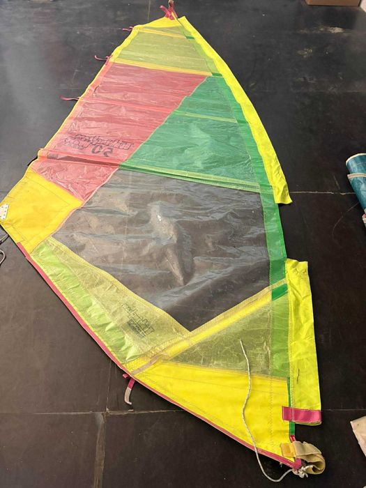 Prancha de windsurf antiga com 2 mastros 2 velas e 2 retrancas