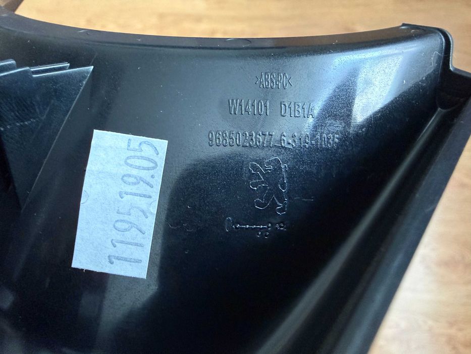 Решітка вентиляції пічки салону обдув Пежо 3008. Peugeot 9685023677.