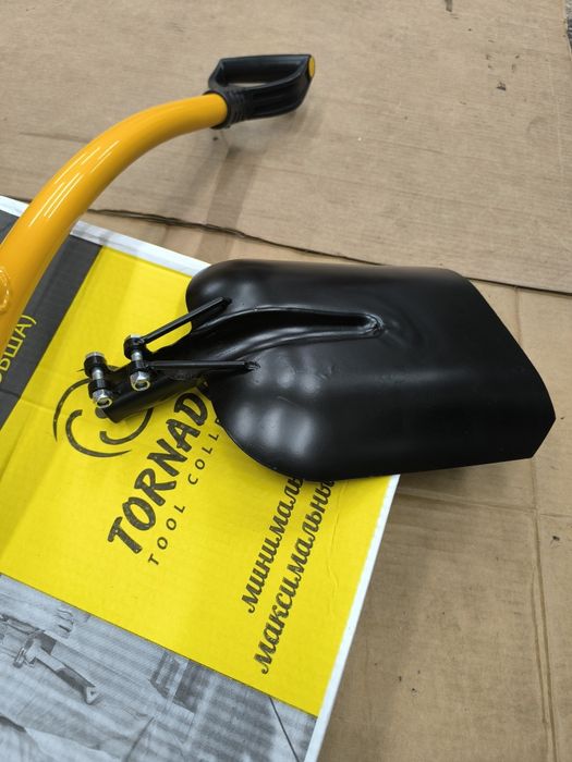 Pá ergonómica para neve, recolha de folhas e  para outros trabalhos.