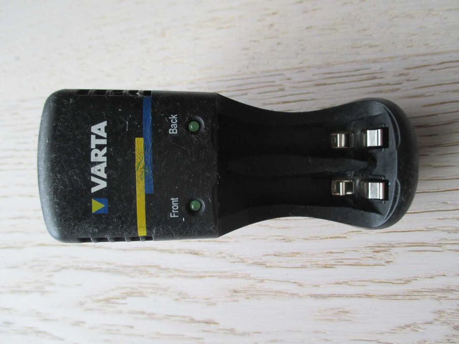 VARTA - ładowarka do bateri 4xAA/AAA