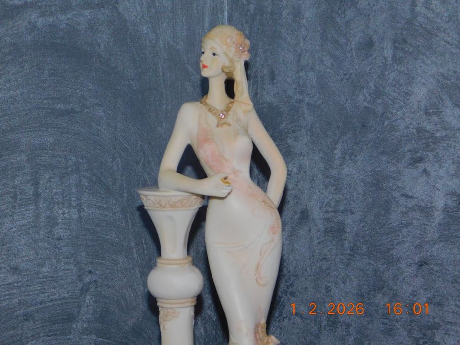 Фарфорова статуетка