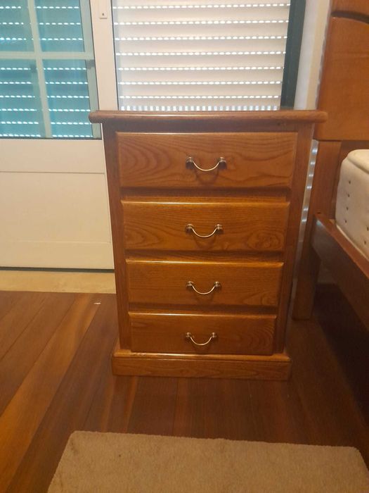 Conjunto de Quarto em Madeira Maciça
