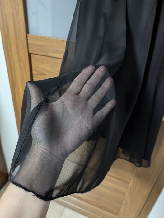 Zwiewna sukienka blyszcząca