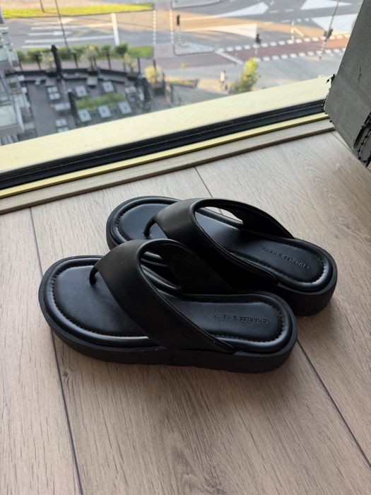 Charles and Keith сандалі