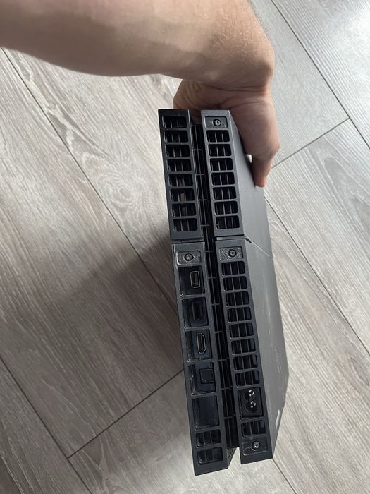 Konsola PS4 + 2 pady + okablowanie