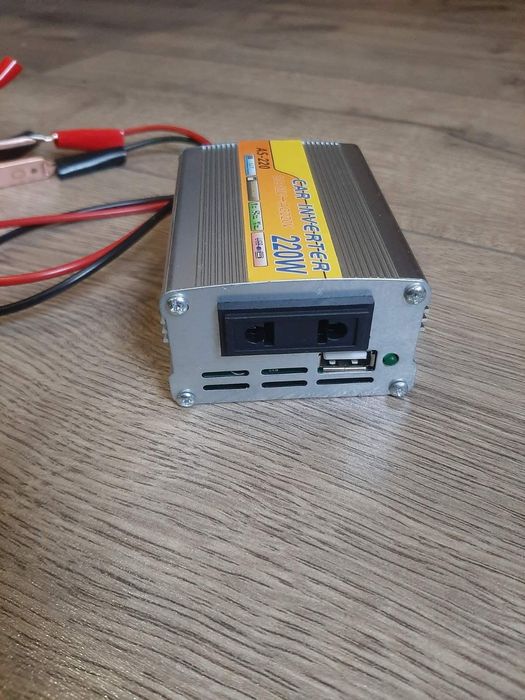 Инвертор . 12 В преобразует в 220В. Інвертор