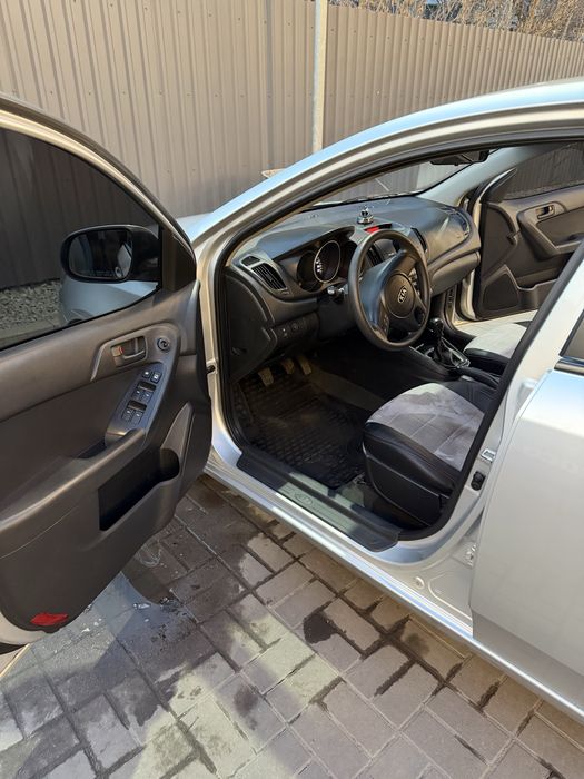 Kia Cerato 2012 • 1.6 газ/бензин, Рідний пробіг 118 тис. км.