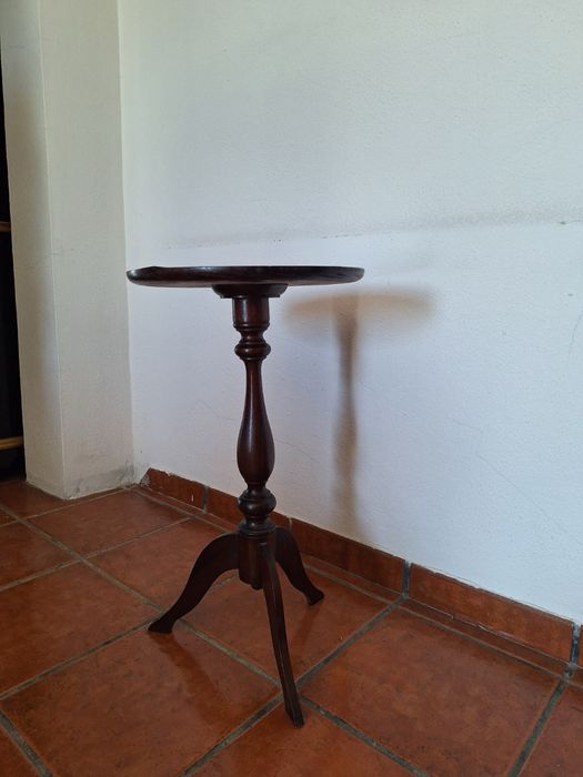 Mesinha Pedestal Redonda Clássica | Madeira Escura Estilo Vintage