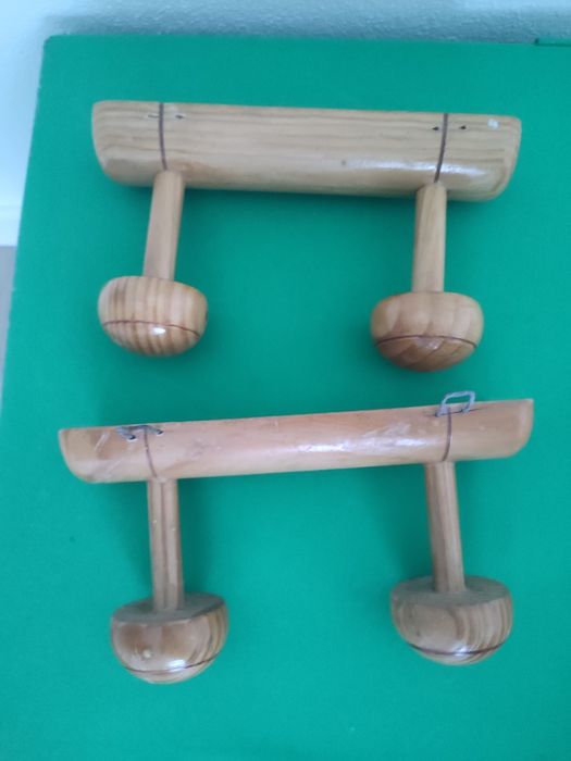 Dois cabides em madeira