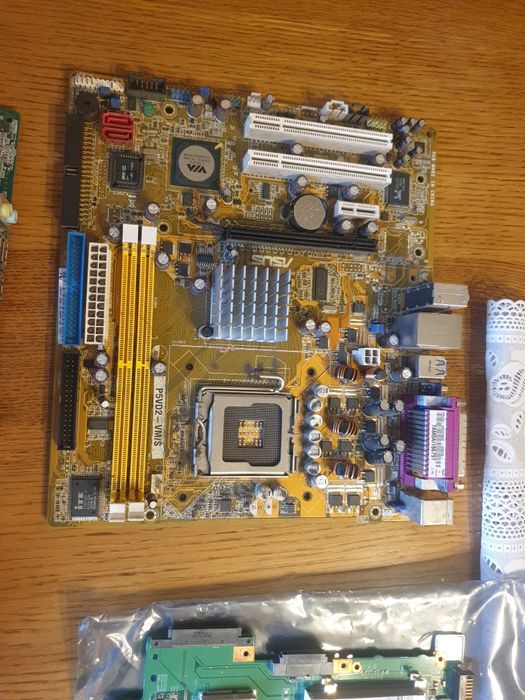 Zestaw plyt głównych + 2 monitory, jeden cały komputer bez hdd