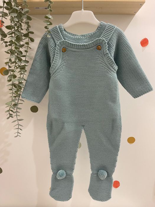 Conjunto composto por jardineira e camisola