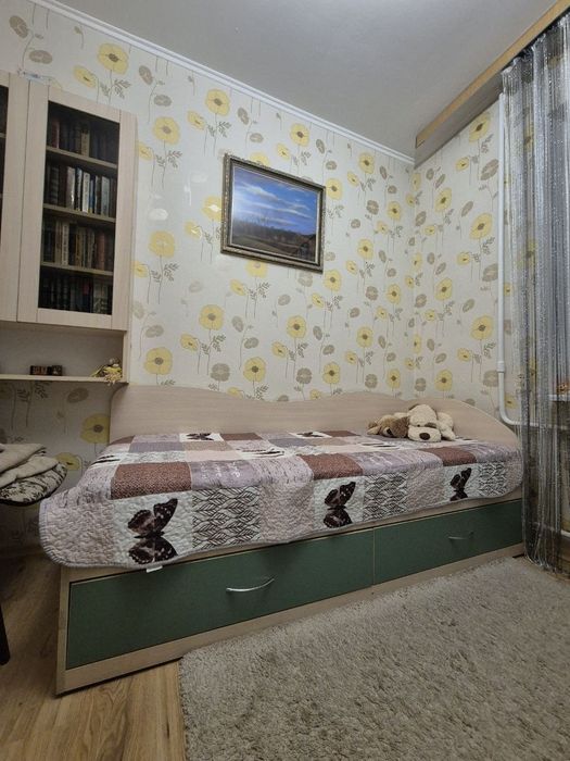 Комплект меблів для дитячої кімнати: шафа, стіл + ліжко, матрац