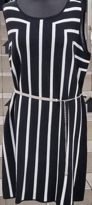 Bezrękawnik w czarno białe paski
